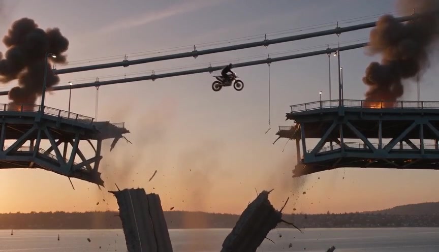 Course-poursuite à moto sur un pont qui s'effondre